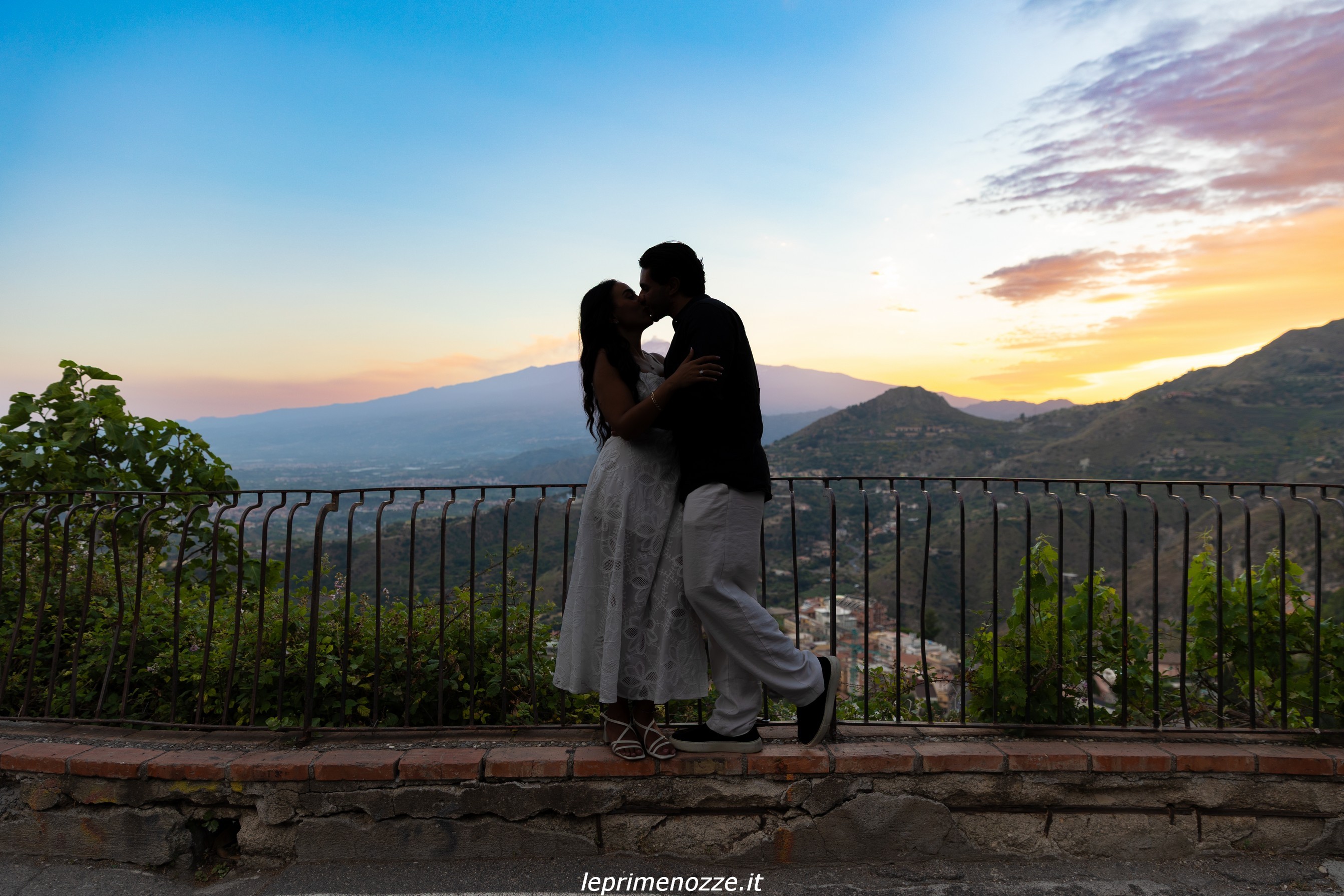 Ritratto di coppia al tramonto dopo la proposta in Sicilia